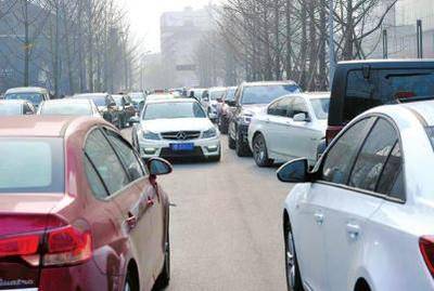 进出停车场车辆阻断道路 4车道堵成“单行道”(图)