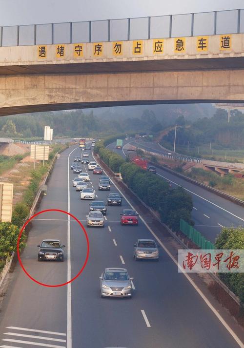 柳南高速路上,有的车辆违规驶入应急车道(图中画圈处).